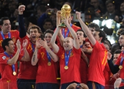 英雄联盟总决赛赛程-足球赛上球员们竭尽全力争取胜利