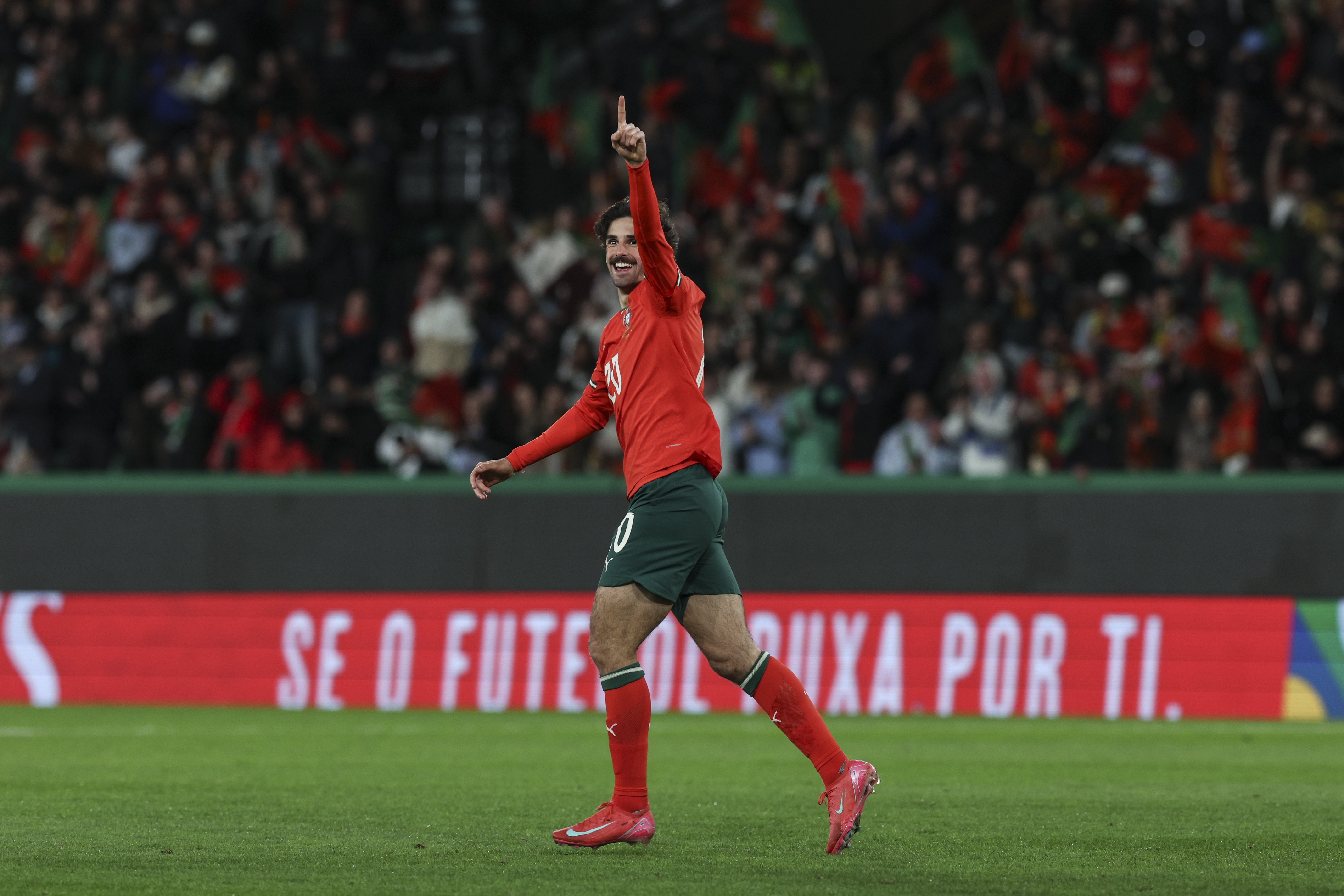 包含英格兰迎战葡萄牙，争夺欧国联半决赛席位的词条