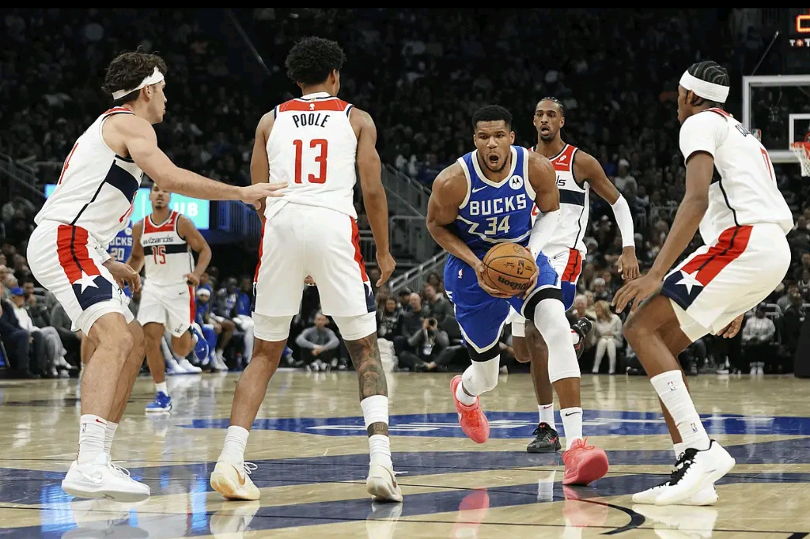 雄鹿横扫火箭,克莱统治全场 雄鹿横扫火箭,克莱统治全场