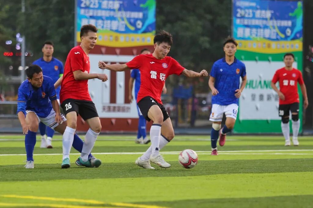 顶级足球锦标赛现场热烈,球队实力对决 顶级足球锦标赛现场热烈,球队实力对决